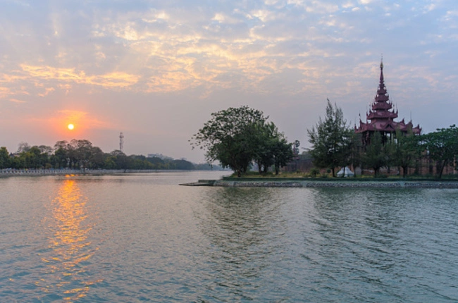Mandalay - Toda la vista por la tarde