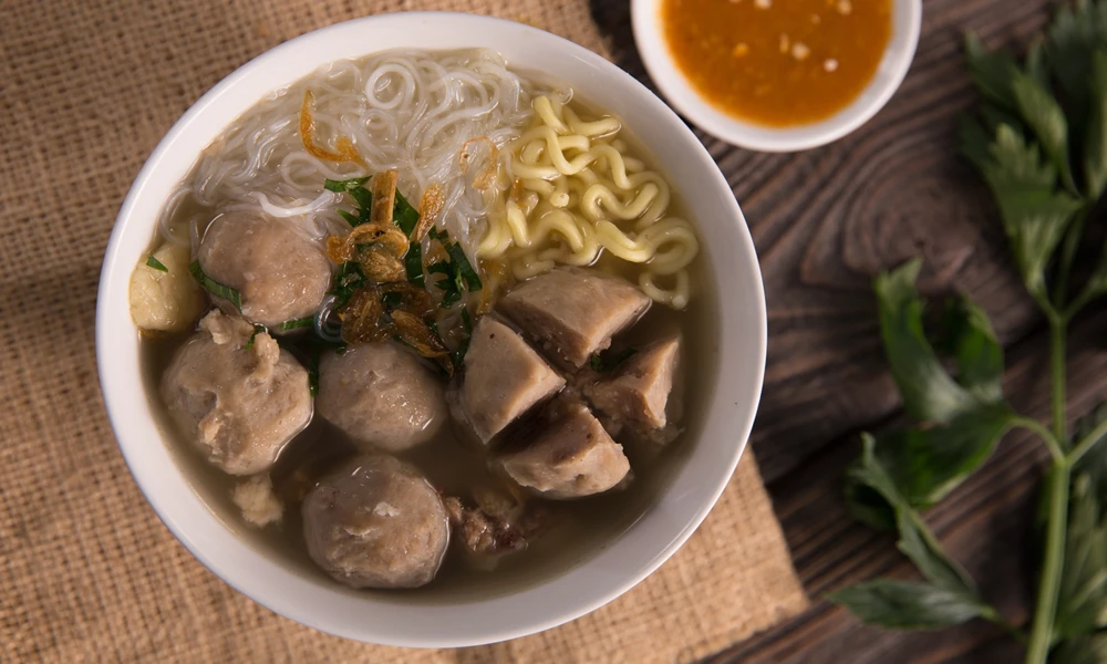 Bakso - cocinado con fideos o arroz
