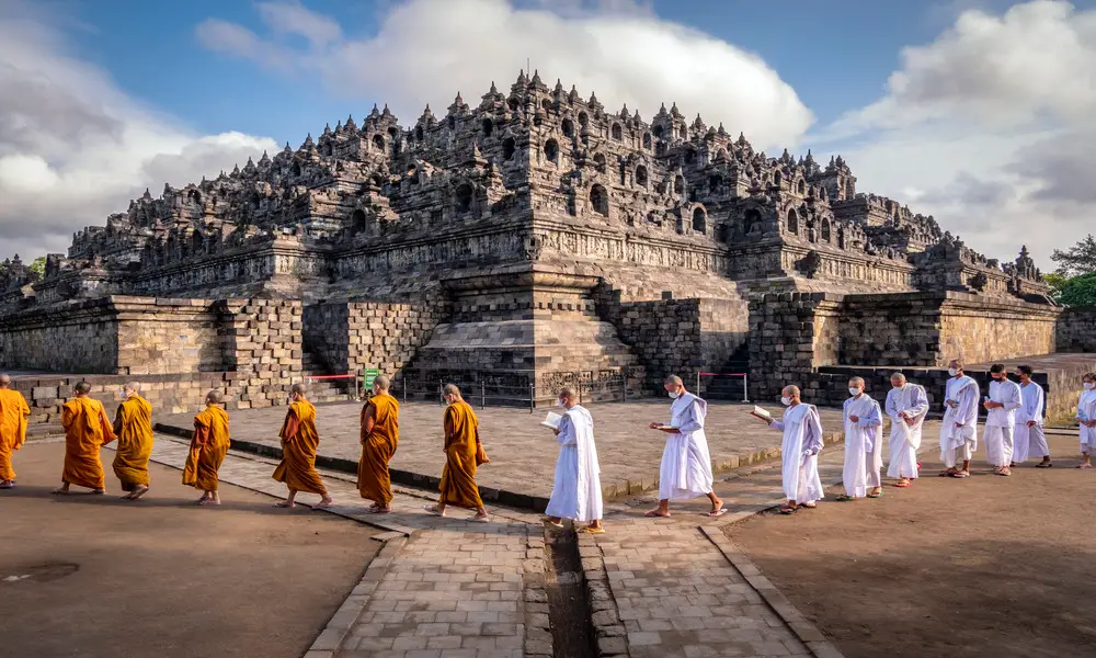Disfrutar de la tranquila belleza del templo de Borobudur.