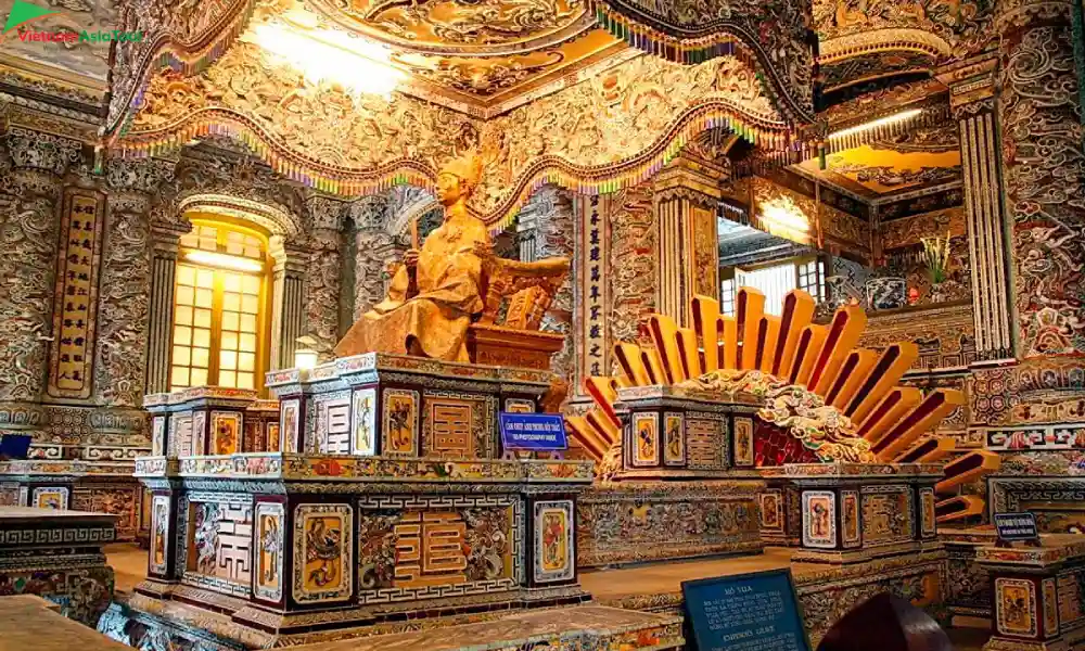 Interior de la tumba de Khai Dinh