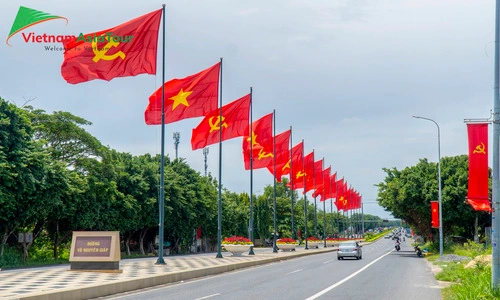 La bandera comunista con la bandera nacional de Vietnam