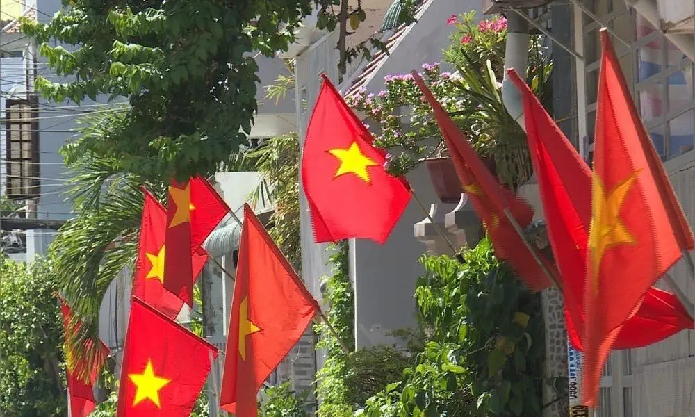 Los vietnamitas cuelgan banderas en todo los días nacionales de Vietnam