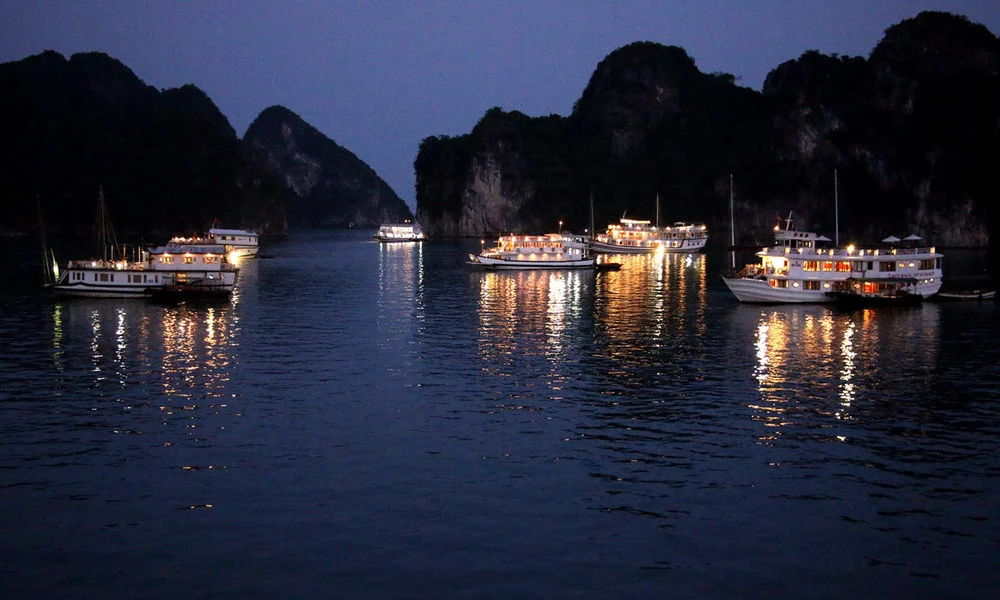 Pescar calamares por la noche - Halong