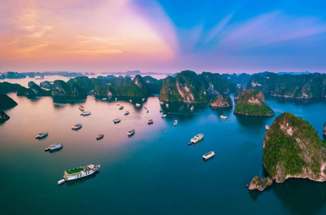 Bahía de Halong – una belleza majestuosa y poética