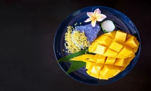 Arroz pegajoso con mango