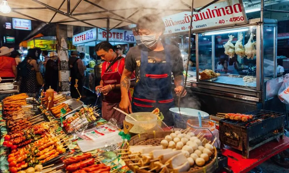 Comida en mercado nocturno