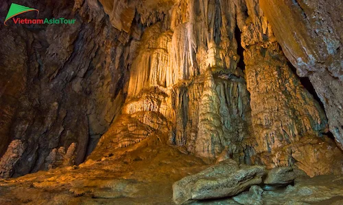 Cueva de piedra caliza en Khao Sok