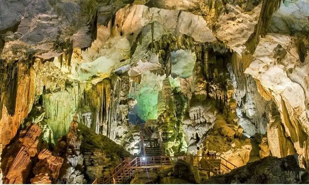 Dentro de la cueva Tien Son