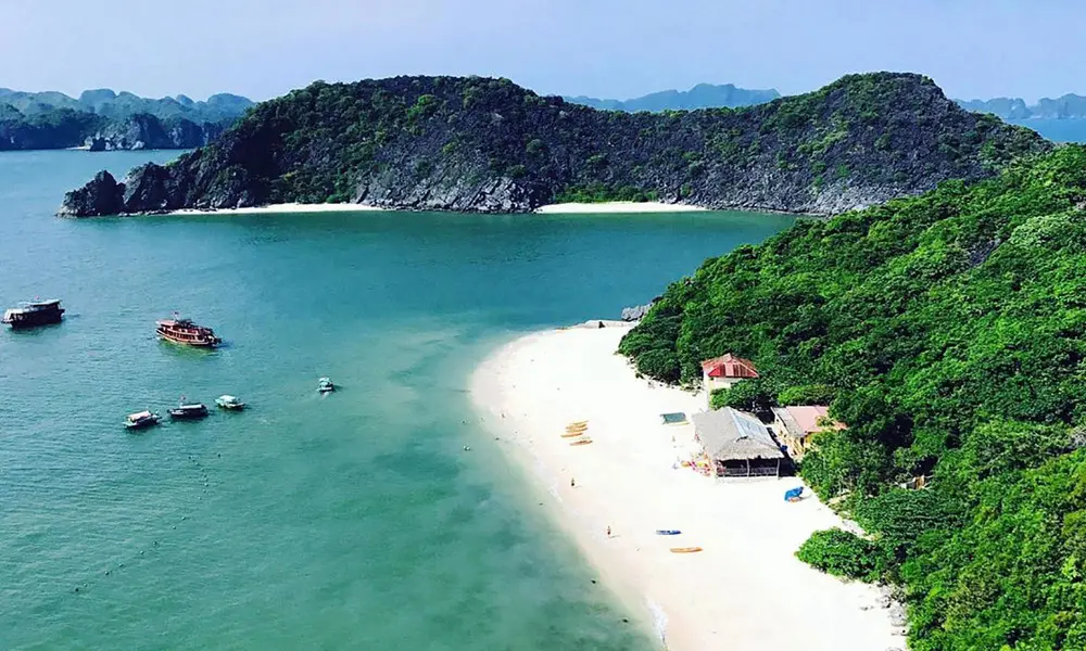 Disfrutar de la playa de Cat Ba - Vietnam