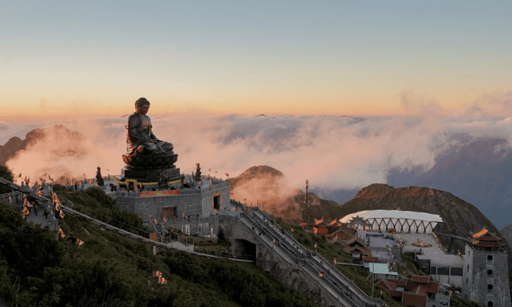 Estatua en el pico de Fansipan