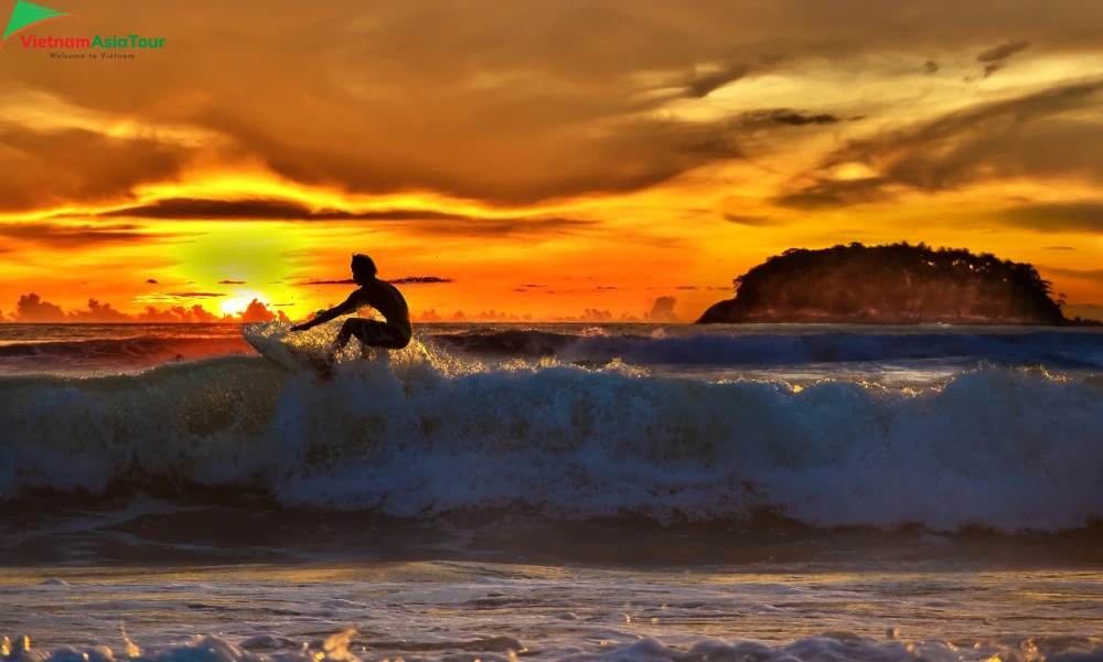 Hacer el surf en playa Kata