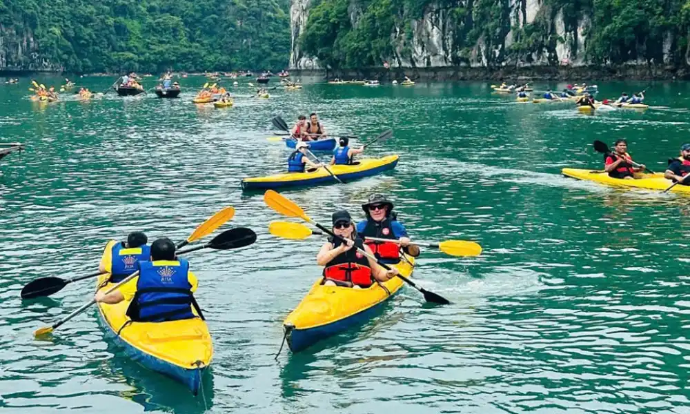 Hacer kayak en la bahía de Lan Ha