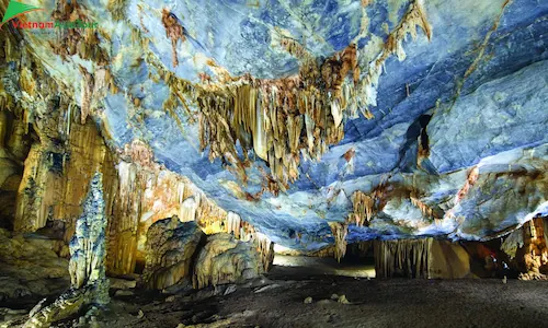 Las estalagmitas en la cueva de Thien Duong