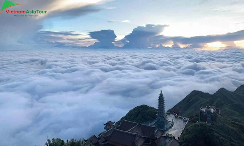 Las nubes blancas onduladas en Fansipan