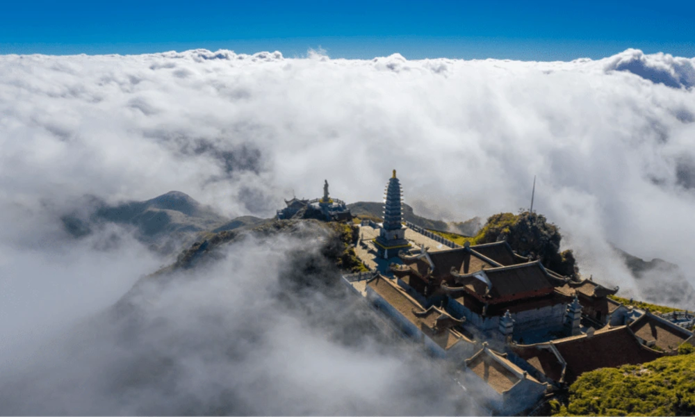 Maravilloso pagoda entre pico de Fansipan