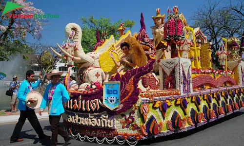 Obras hechas de flores en el festival