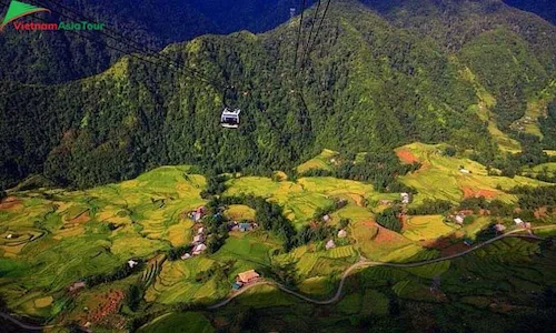 Pueblo al pie de la montaña