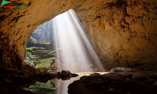 Tragaluz en la cueva Thien Duong