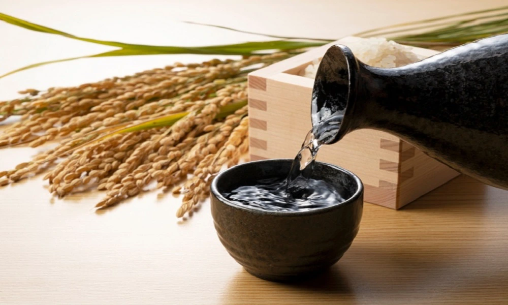 Bebida alcohólica de arroz hecha a mano