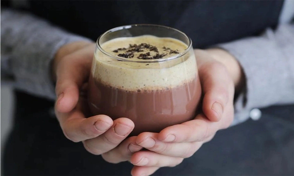 Cacao con huevo o Chocolate caliente con espuma de huevo.