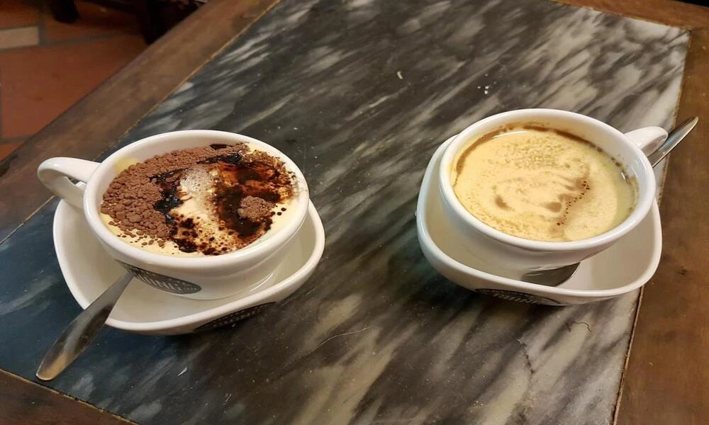 Café con huevo espolvoreado con cacao por encima