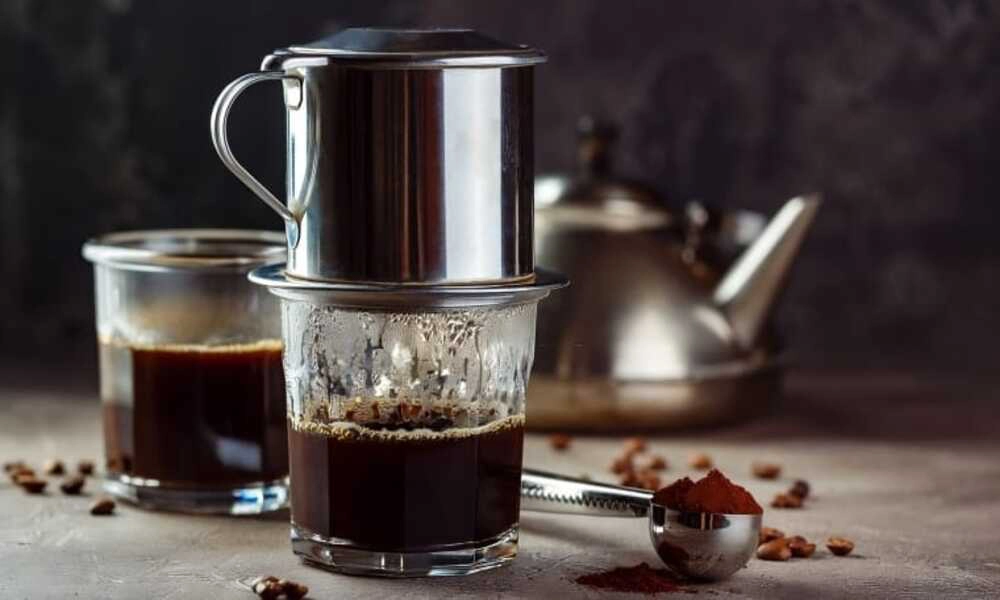 Café estilo vietnamita con filtro metálico