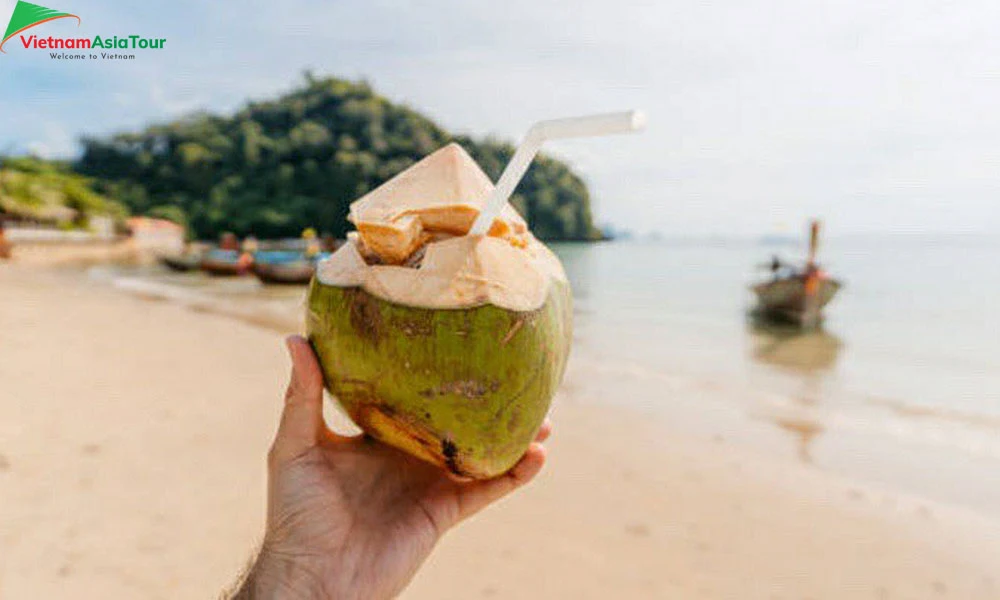 Disfruta de agua de coco en la playa