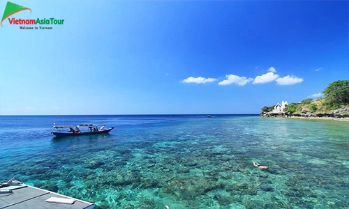 La agua cristina de playa Mui Ne