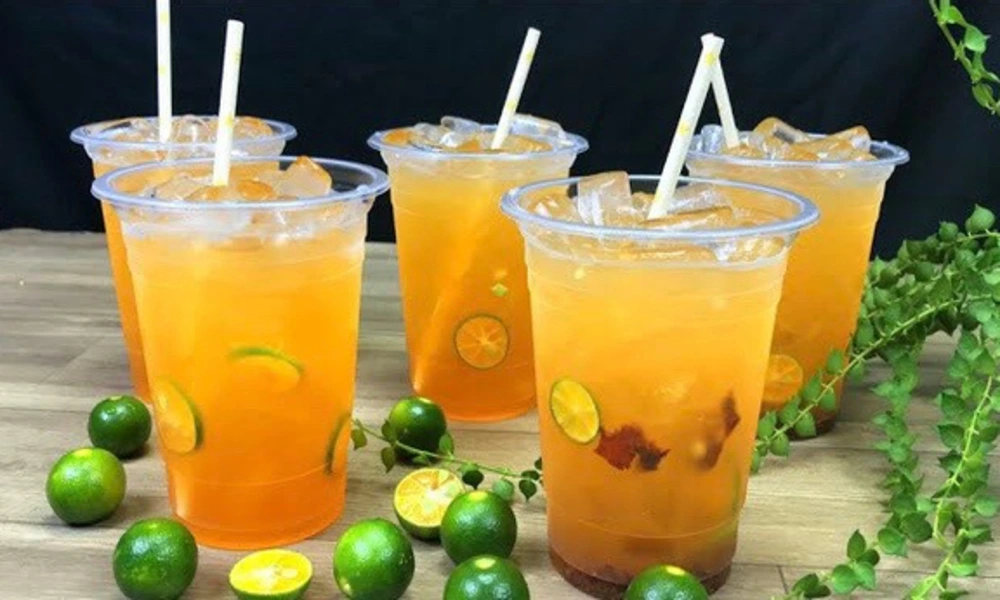 Zumo natural de caña con hielo y kumquat