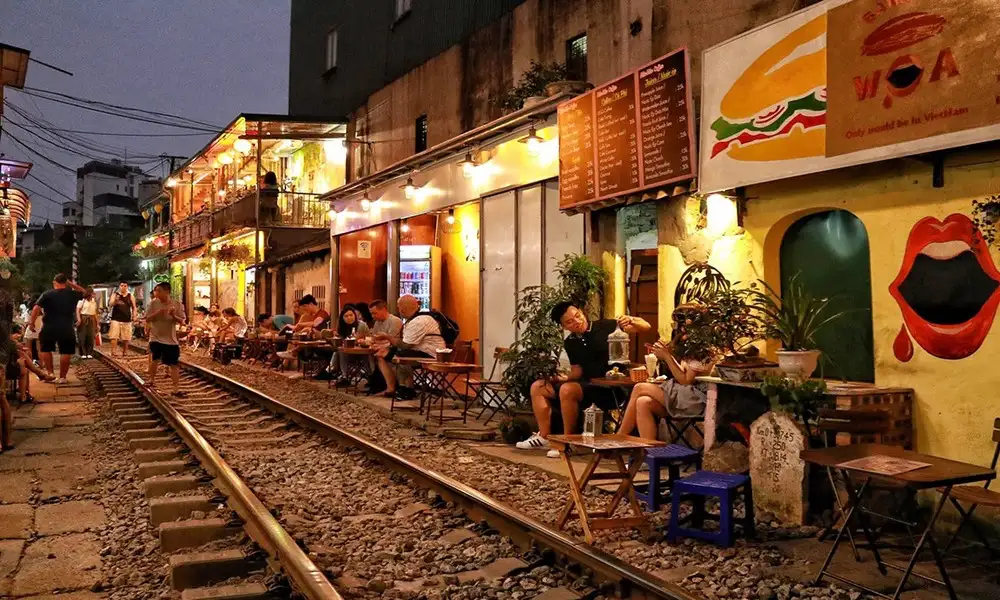 Belleza tranquila de la Calle del tren por la noche