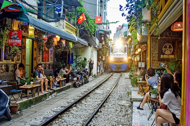 Esencia de la capital: calle del tren Hanoi