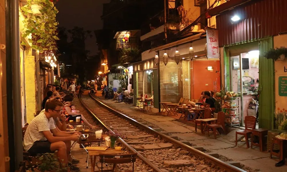 En la calle del tren por la noche