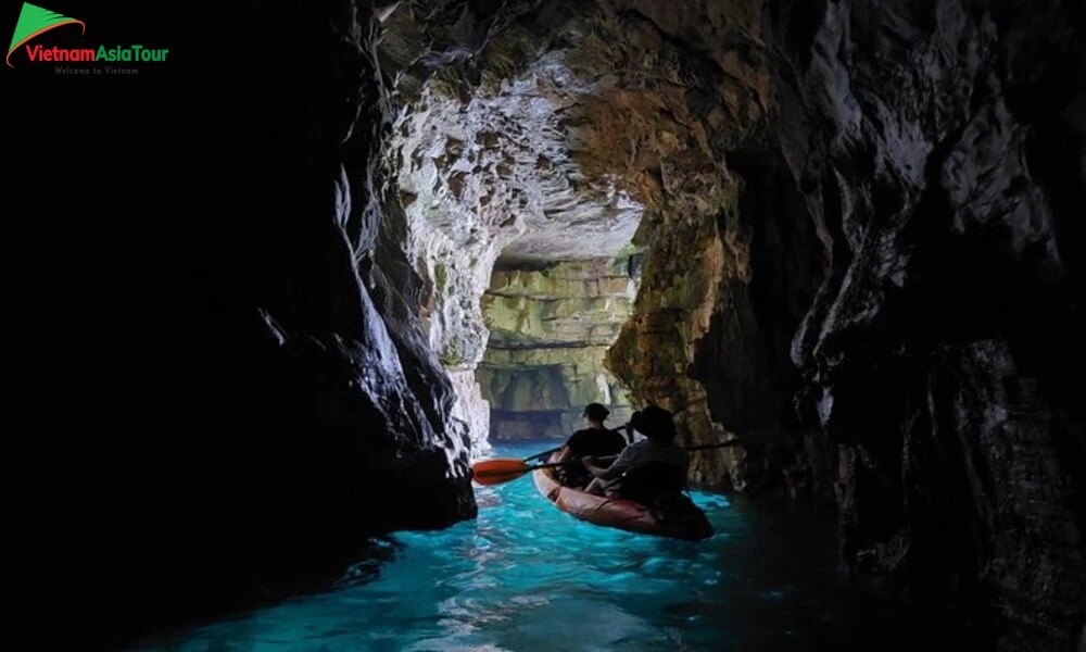 Explora bahías y cuevas escondidas