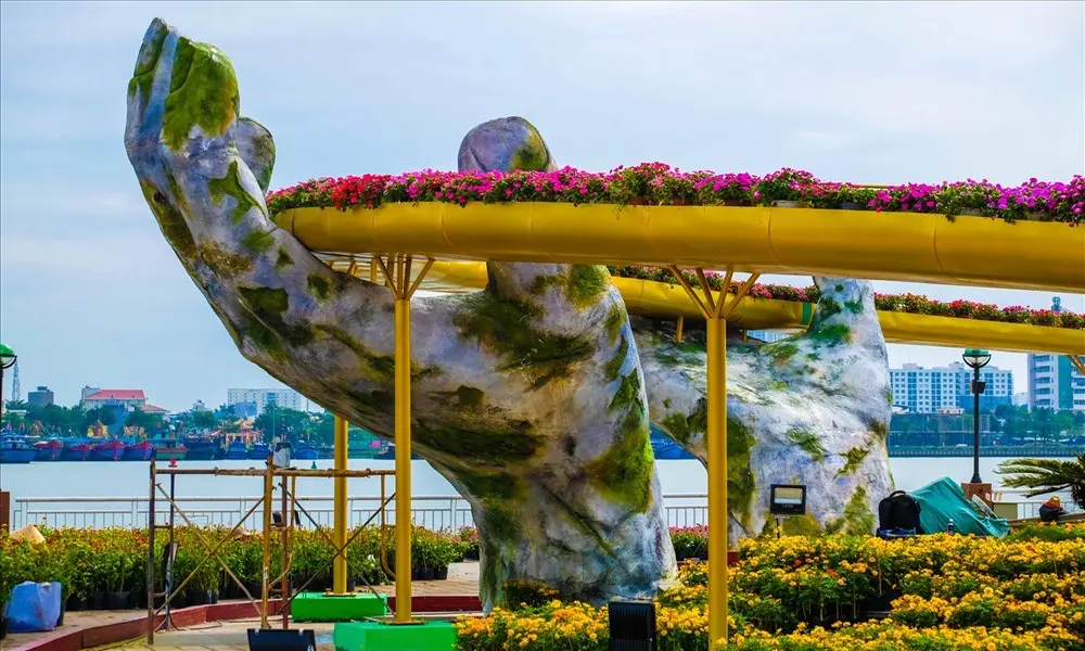 Flores alrededor del puente en primavera