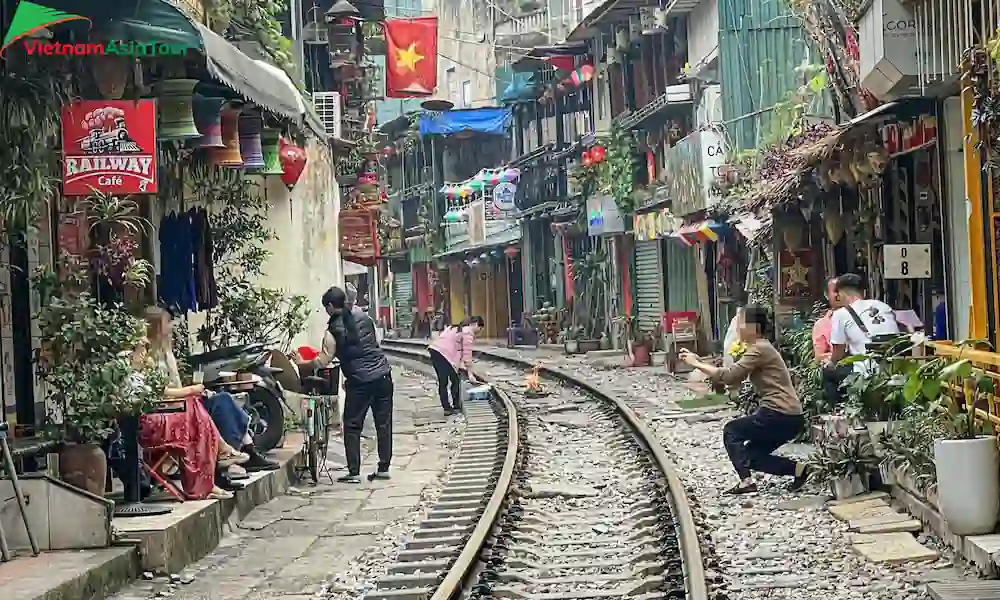 Guarda mesas y sillas antes de que llegue el tren.