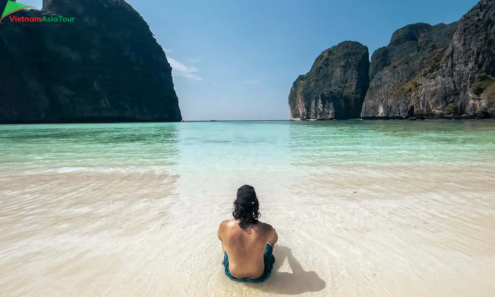 Relajarse en la arena blanca de Maya Bay