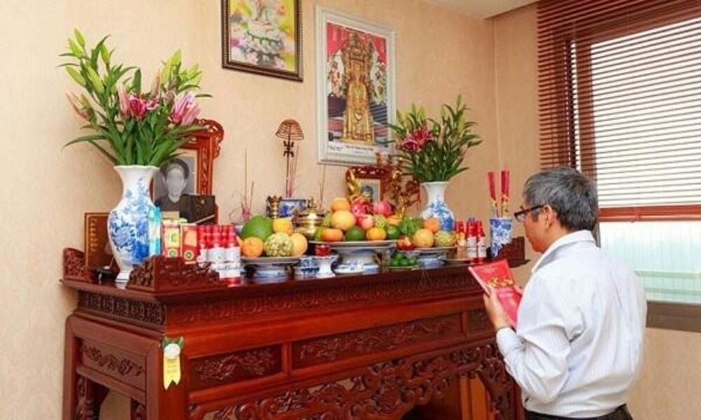 Reverencia ante el altar ancestral
