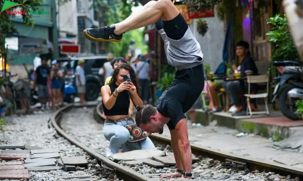 Tomar foto en el calle del tren Hanoi