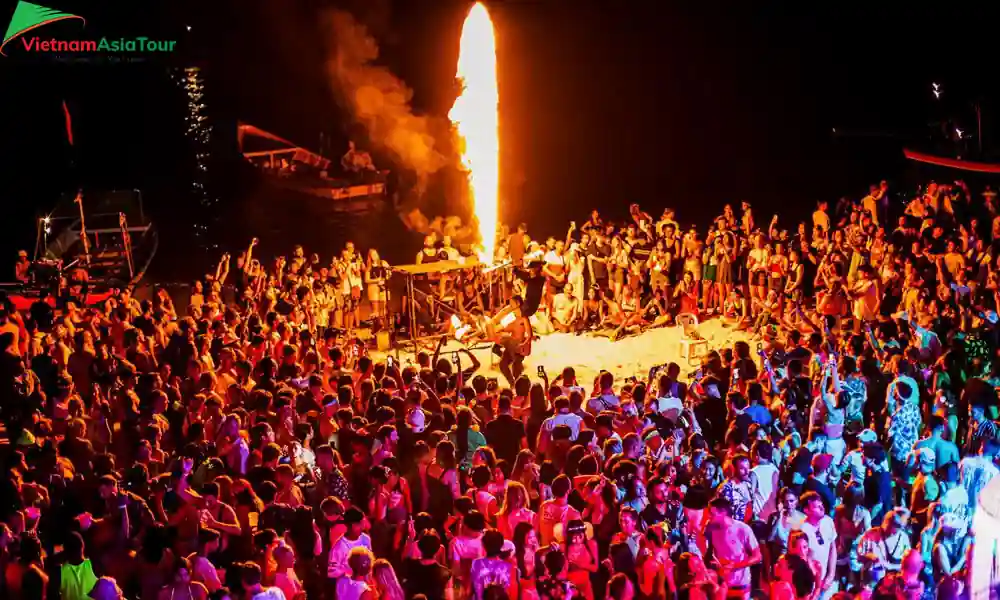 Danza del fuego en la fiesta de luna llena Tailandia