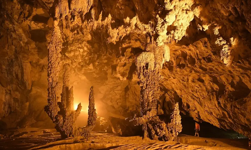 Dentro de la cueva de Nguom Ngao
