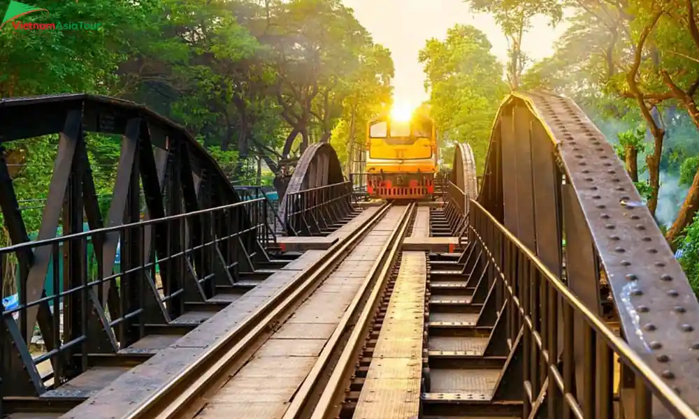 El tren pasa sobre el puente del río Kwai