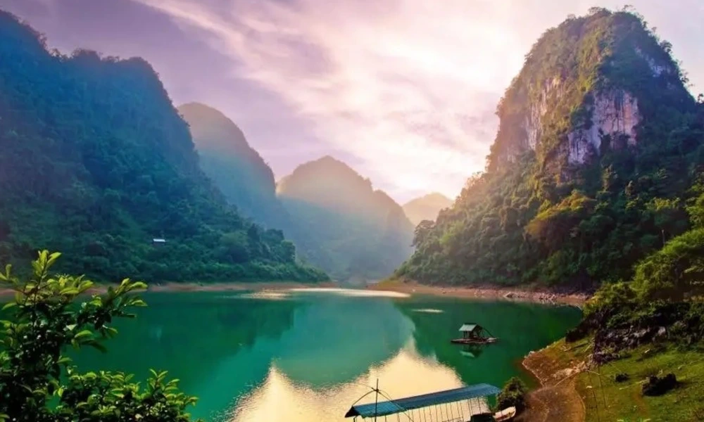 Lago de Thang Hen