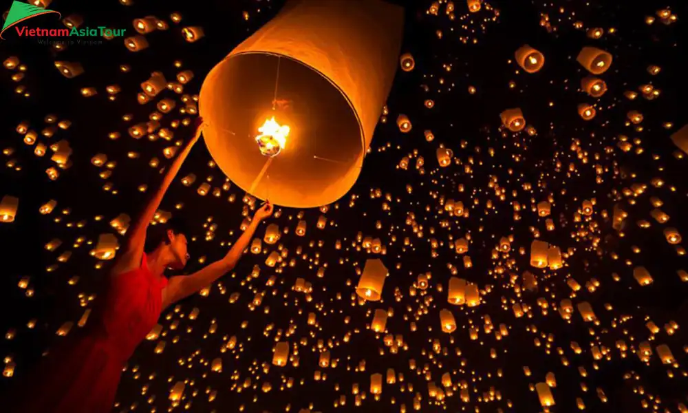 Lanzar los farolillos al cielo durante el festival en Chiang Mai