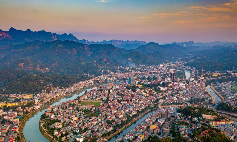 Toda la vista de la ciudad de Cao Bang desde arriba
