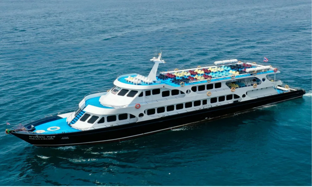 Un ferry a Koh Phi Phi