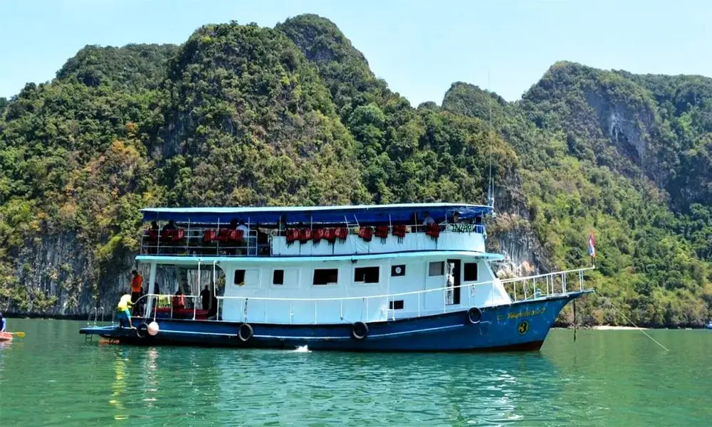 Un ferry desde Phuket a Isla Jame Bonds