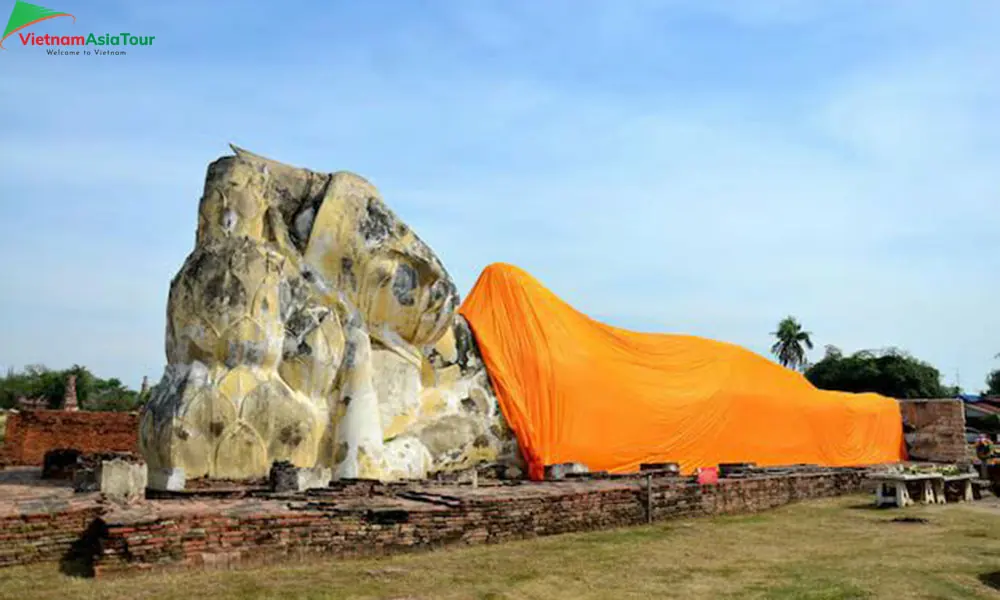 Estatua gigante de Buda reclinado en Wat Lokayasutharam