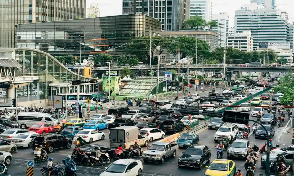 Calle lleno de transportes en el tiempo alto
