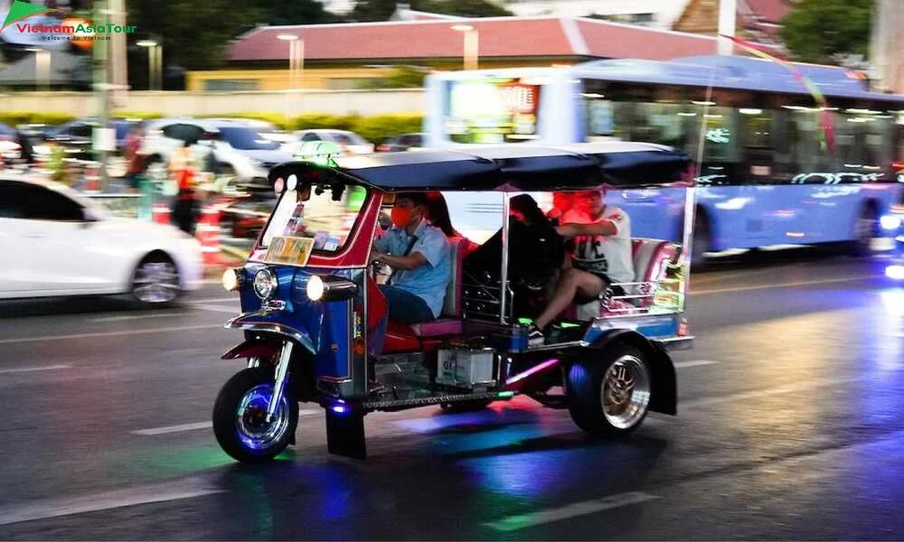 Tomar un tuk-tuk para llegar a templo