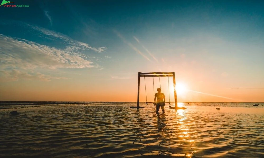 Mira la puesta de sol en el mar